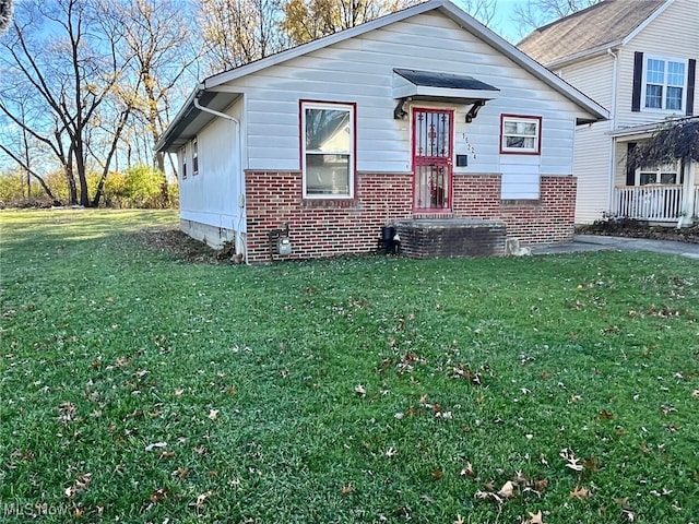 bungalow featuring a front lawn