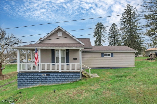 view of front of house featuring covered porch and a front yard