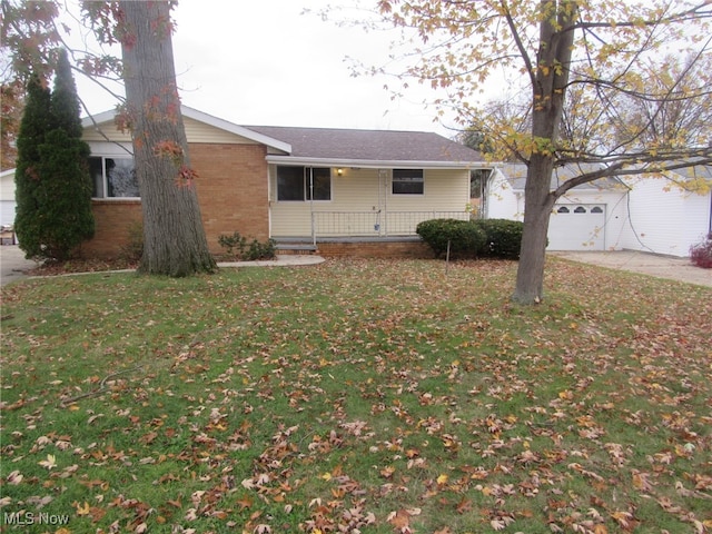 ranch-style home featuring a front yard and covered porch