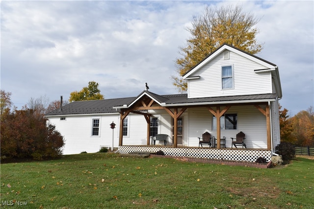 view of front facade featuring covered porch and a front lawn