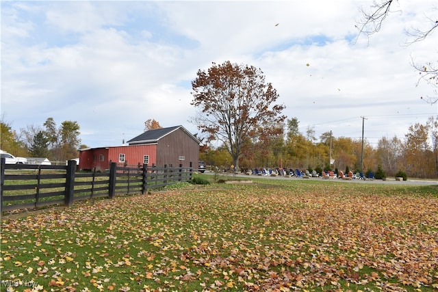 view of yard featuring an outdoor structure