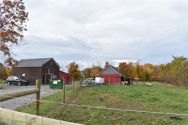 view of yard with an outbuilding