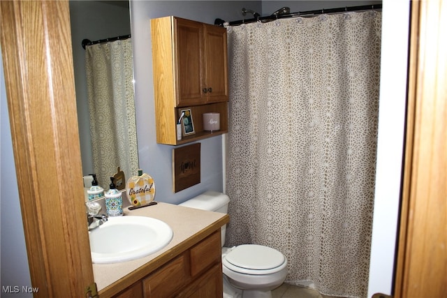 bathroom with a shower with shower curtain, vanity, and toilet