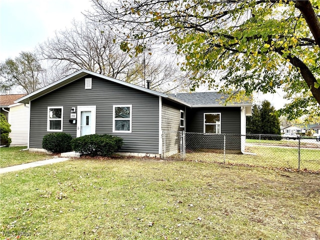 view of front facade featuring a front lawn