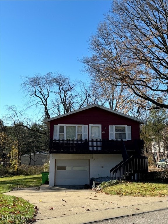 view of front facade featuring a garage