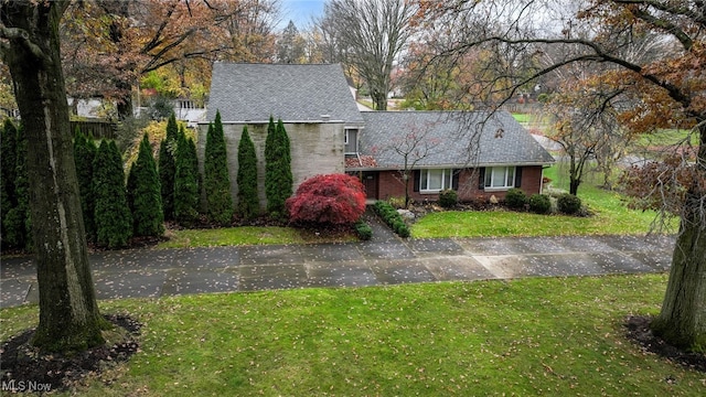 view of front of house with a front lawn