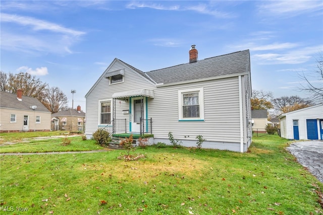 view of front facade featuring a front yard