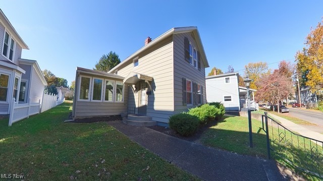 view of front of property featuring a front yard