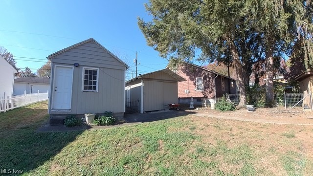 view of yard featuring a shed