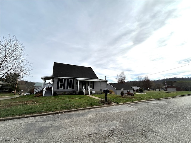 view of front of house featuring a front lawn