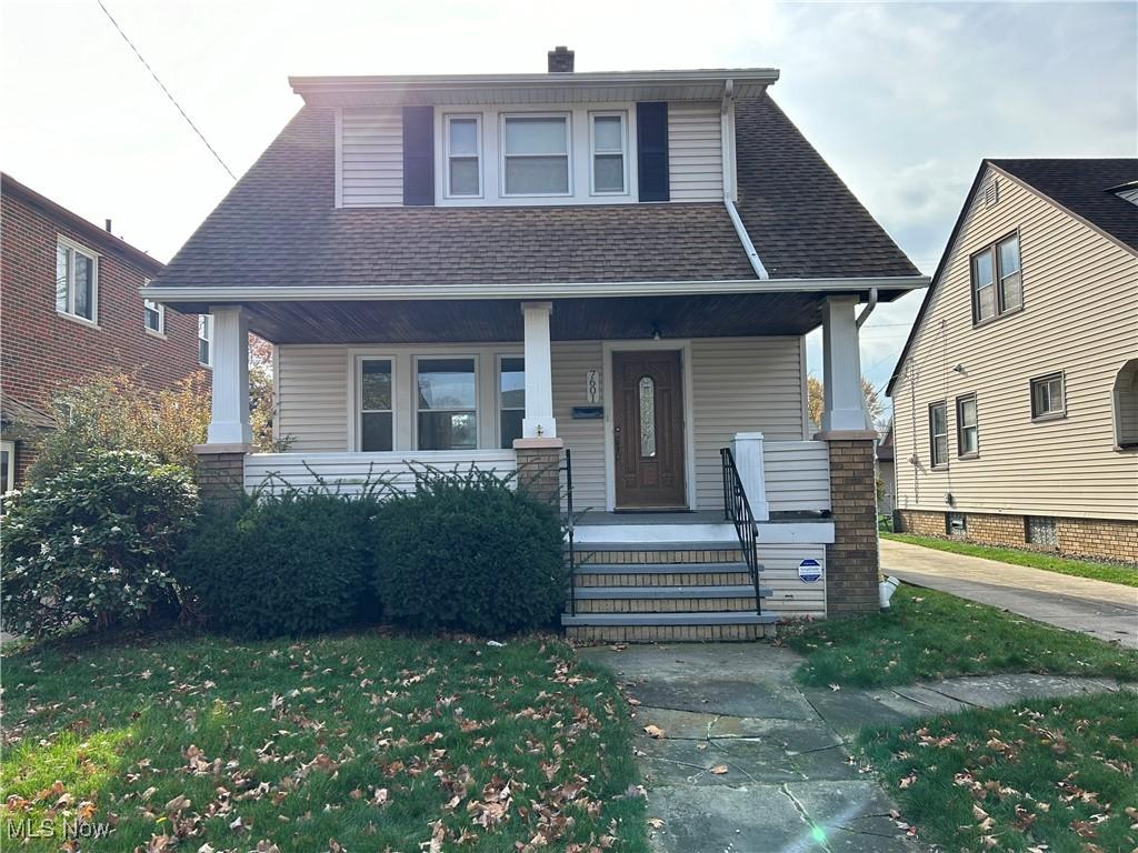 view of front of property with a front lawn and a porch