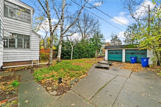 view of yard with an outbuilding and a garage