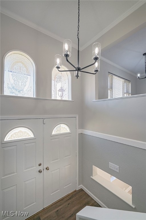 foyer featuring a chandelier, dark hardwood / wood-style floors, and ornamental molding