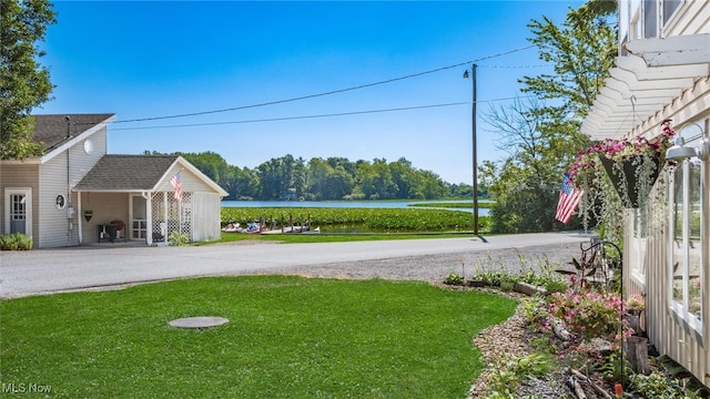 view of yard featuring a water view