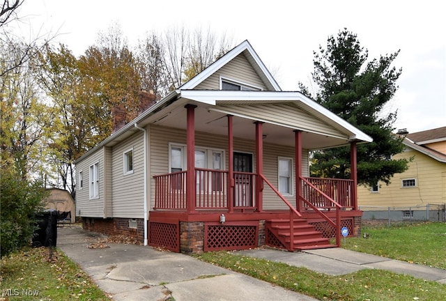 view of front of property featuring a porch and a front lawn