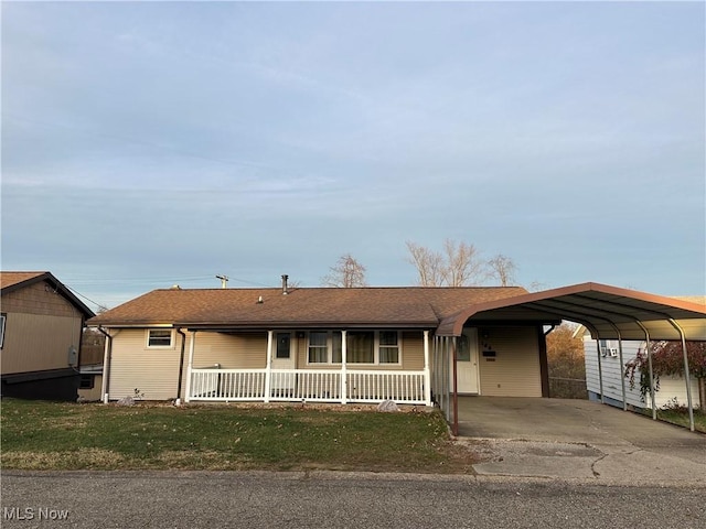 view of front of house with covered porch, a carport, and a front yard