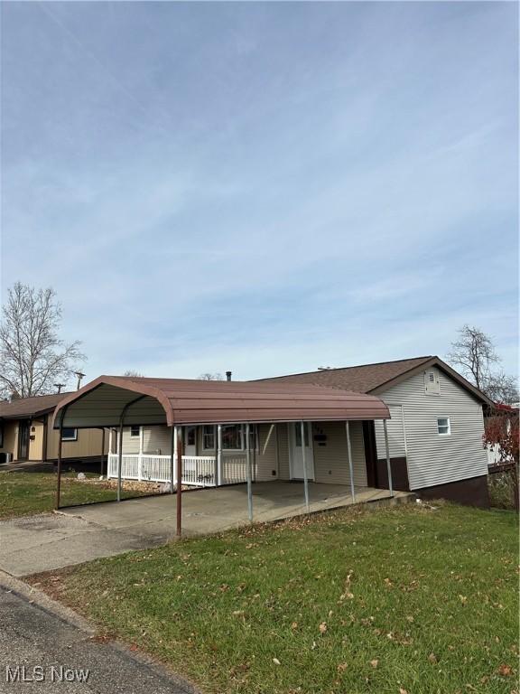 view of front of property featuring a front yard