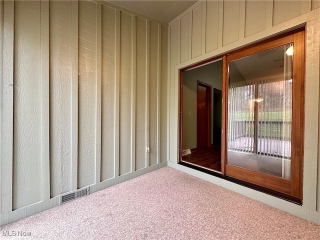 unfurnished room with carpet