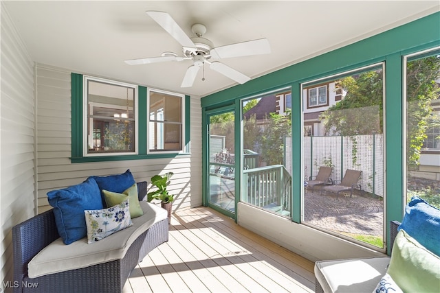 sunroom with ceiling fan