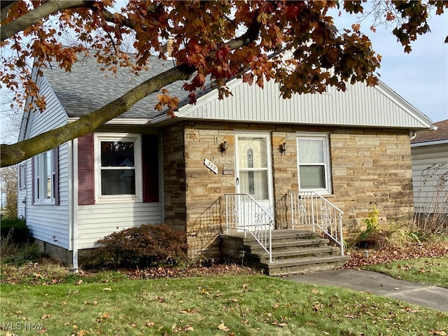 view of front of house featuring a front yard