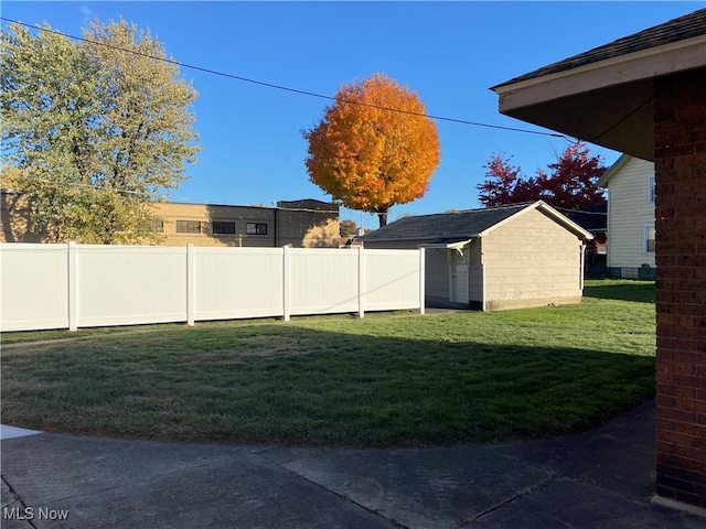 view of yard featuring an outbuilding