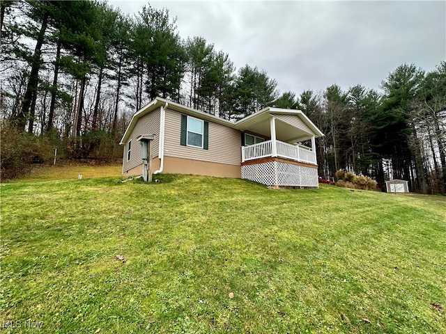 view of front of home featuring a shed and a front yard