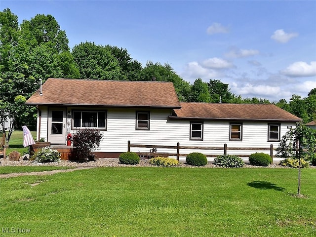 ranch-style home featuring a front lawn