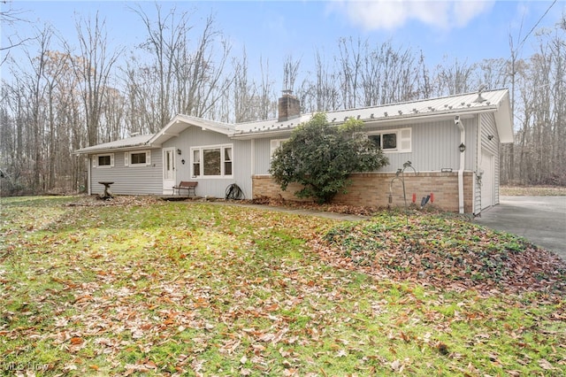 ranch-style house with a front yard