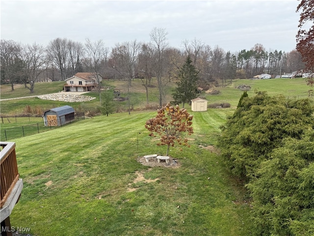 view of yard featuring an outbuilding