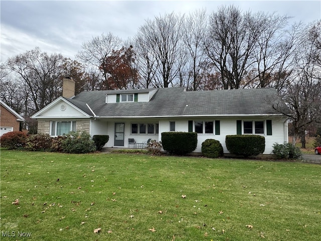 view of front of property featuring a front yard