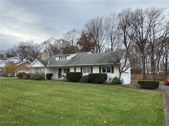 view of front facade featuring a garage and a front yard