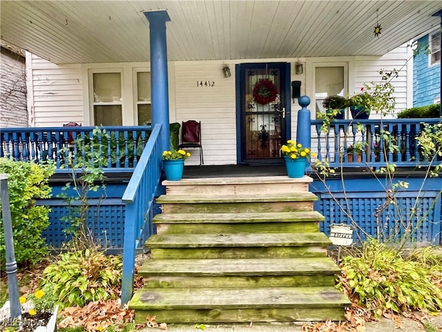 entrance to property featuring a porch