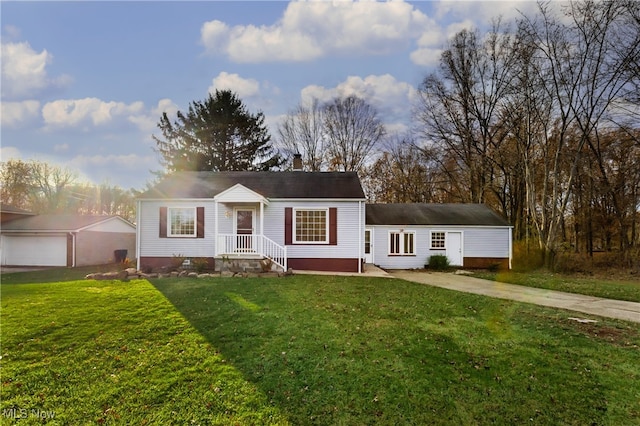 view of front facade with a front lawn