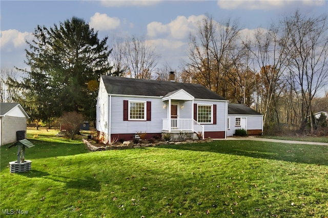 view of front of house with a front lawn