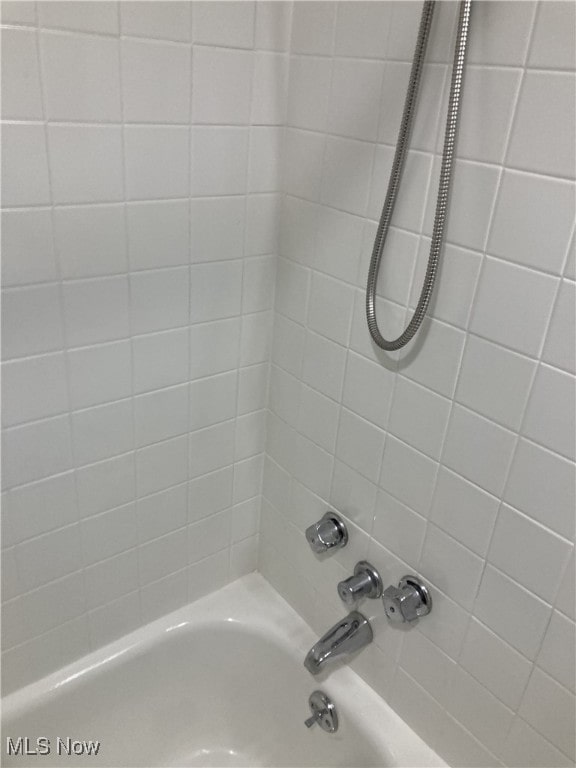 bathroom with tiled shower / bath combo