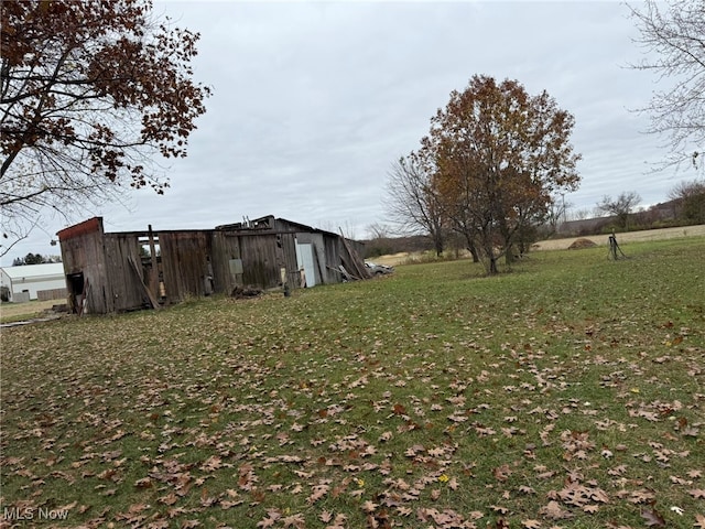 view of yard featuring an outbuilding and a rural view