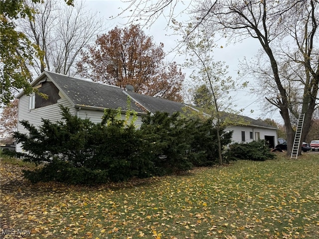 view of side of property featuring a lawn