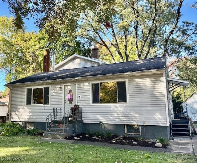 view of front facade featuring a front lawn