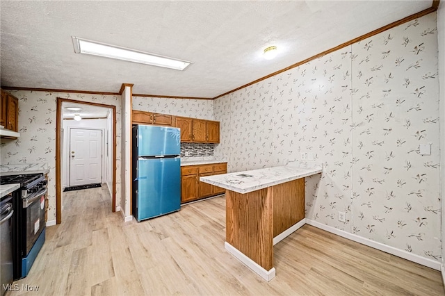 kitchen with crown molding, fridge, range with gas stovetop, kitchen peninsula, and light wood-type flooring