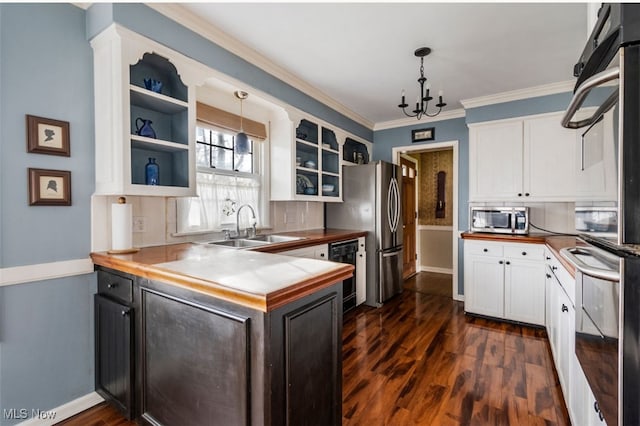 kitchen with sink, kitchen peninsula, hanging light fixtures, and stainless steel appliances