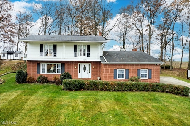 view of front facade featuring a front yard