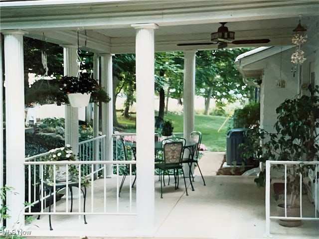 entryway featuring ceiling fan