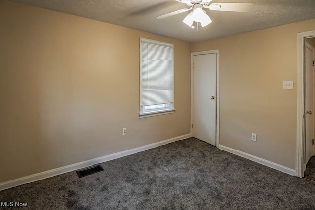 carpeted spare room featuring ceiling fan and a textured ceiling