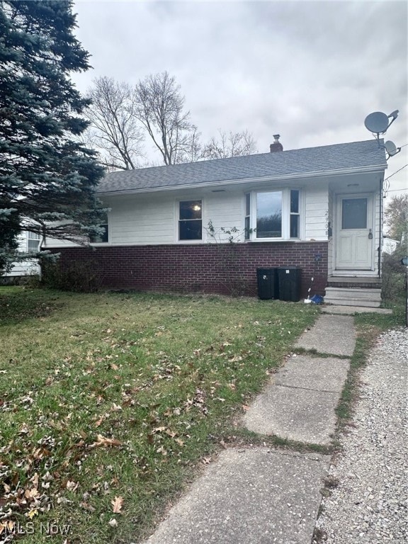 single story home featuring a front yard