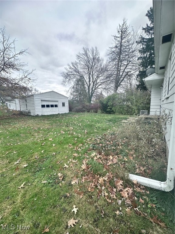 view of yard featuring an outbuilding and a garage