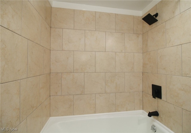 bathroom featuring tiled shower / bath combo