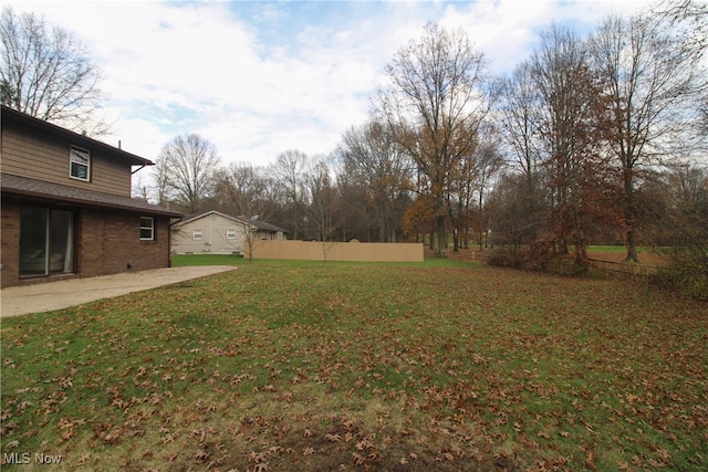 view of yard with a patio