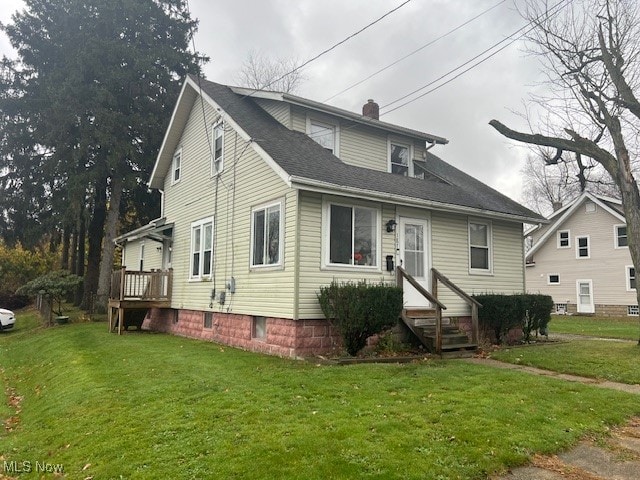 view of front of home featuring a front yard