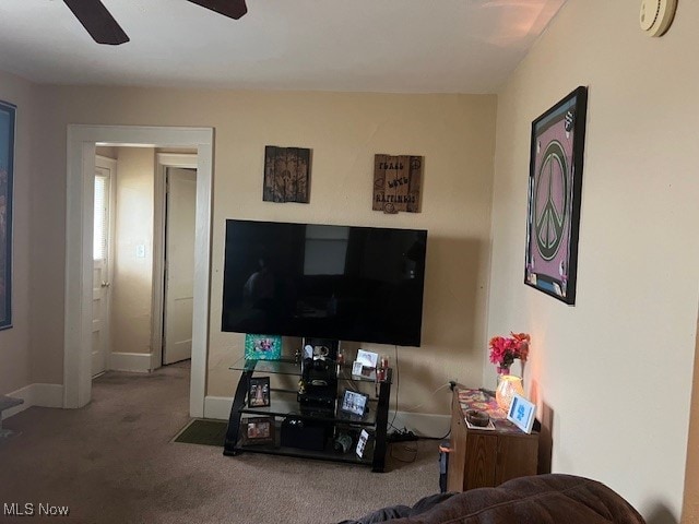 carpeted living room with ceiling fan