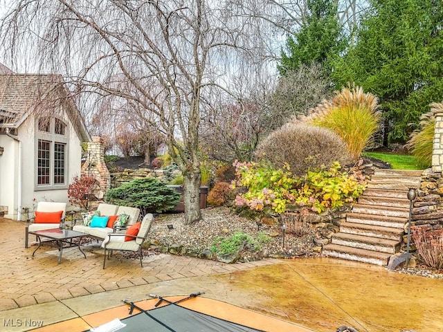 view of yard featuring an outdoor hangout area and a patio area